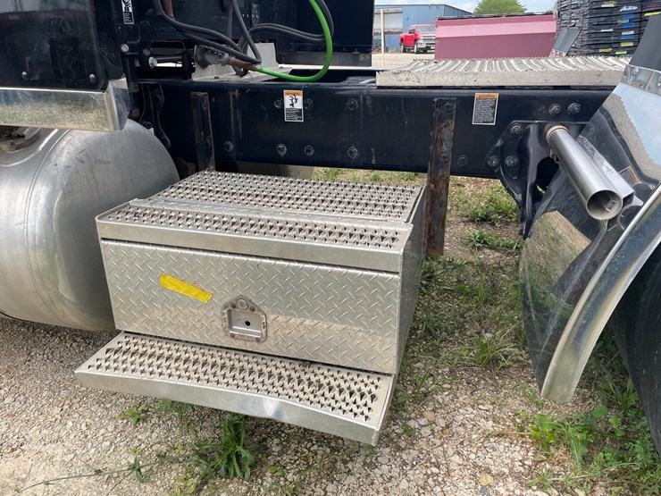 2020-peterbilt-567-image-16