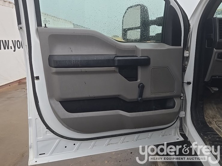 2017-ford-f550-image-32