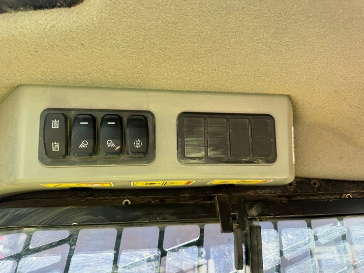 2023-caterpillar-259d3-image-26