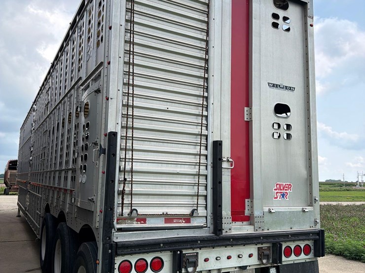 2016-wilson-livestock-trailer-image-4