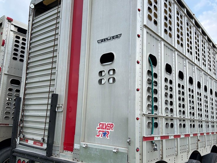 2016-wilson-livestock-trailer-image-8