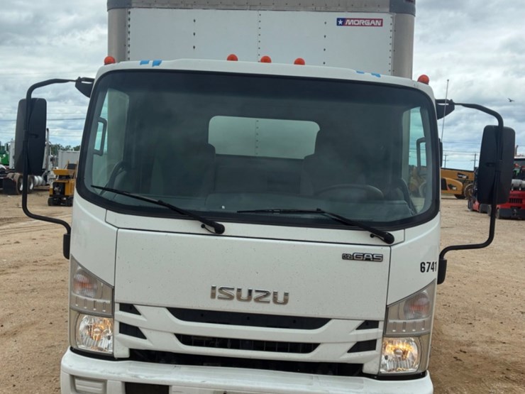 2019-isuzu-npr-image-2