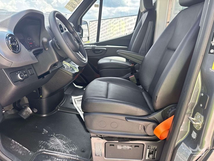 2021-mercedes-benz-sprinter-4500-image-31
