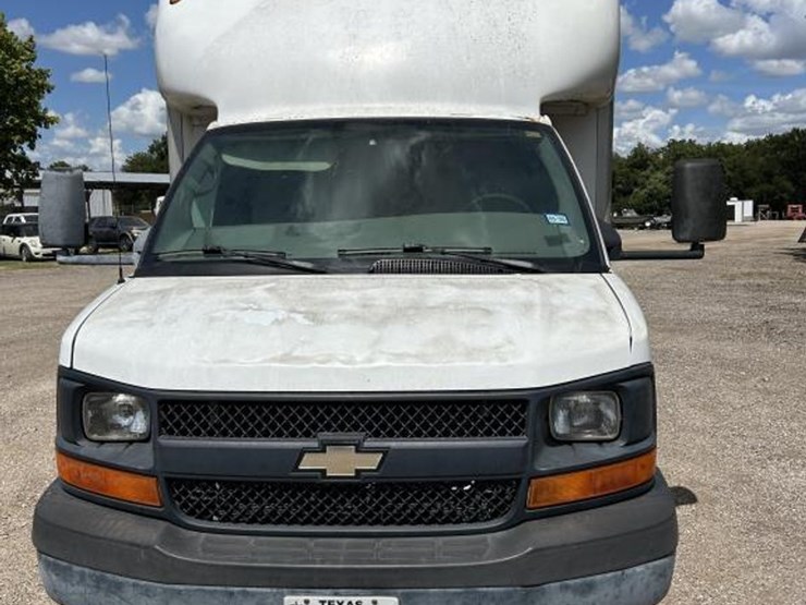 2007-chevrolet-express-3500-image-2