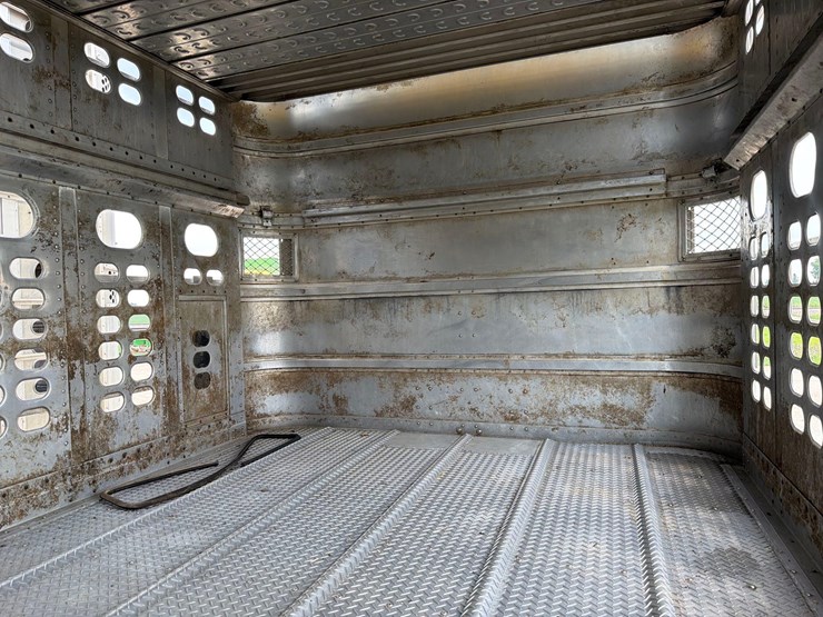 2016-wilson-livestock-trailer-image-55