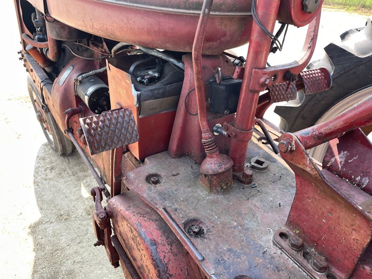 #300-•-1951-farmall-m-tractor-image-31