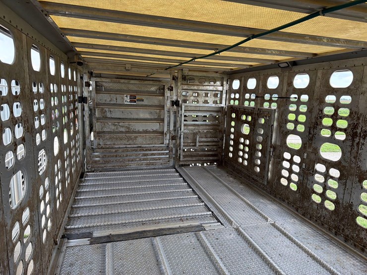 2016-wilson-livestock-trailer-image-59