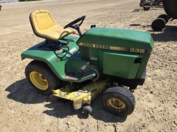john-deere-332-image-9