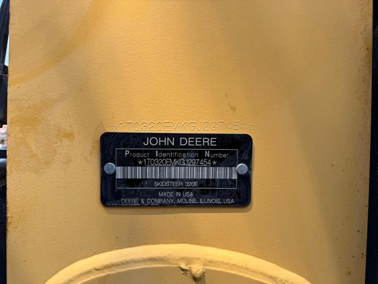 2016-deere-320e-image-24