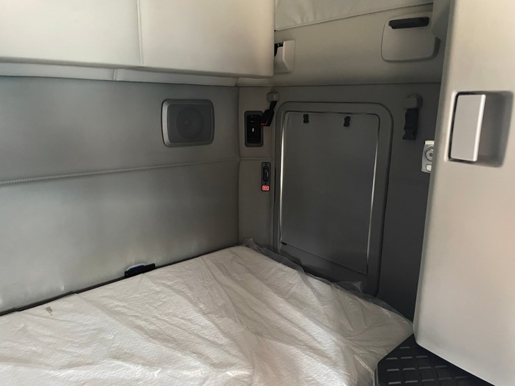 2020-kenworth-t680-image-29