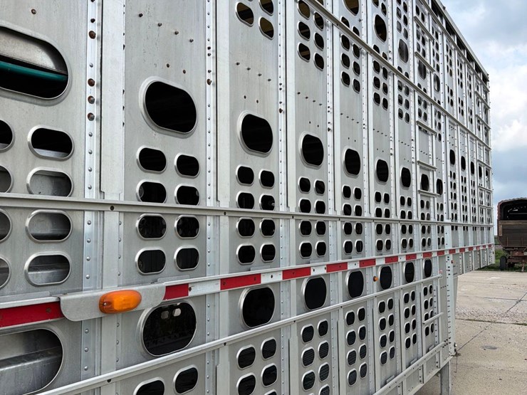 2016-wilson-livestock-trailer-image-35
