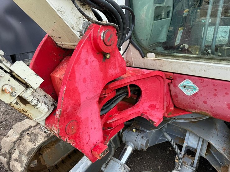 2012-takeuchi-tb250-image-24