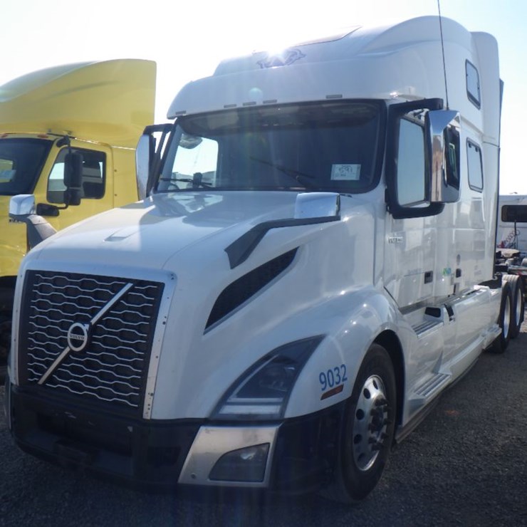 2023 VOLVO VNL860