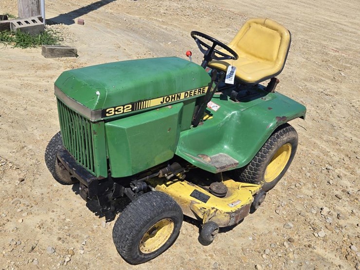 john-deere-332-image-1