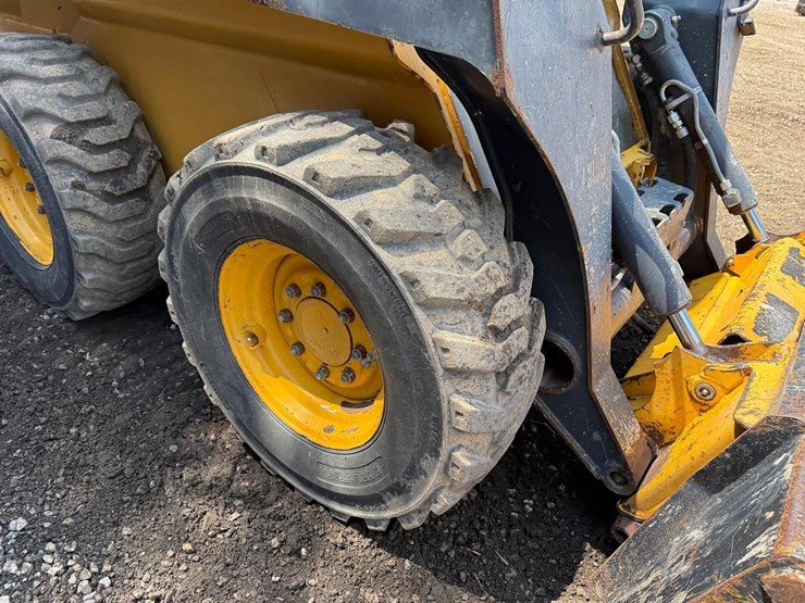 2016-deere-320e-image-12