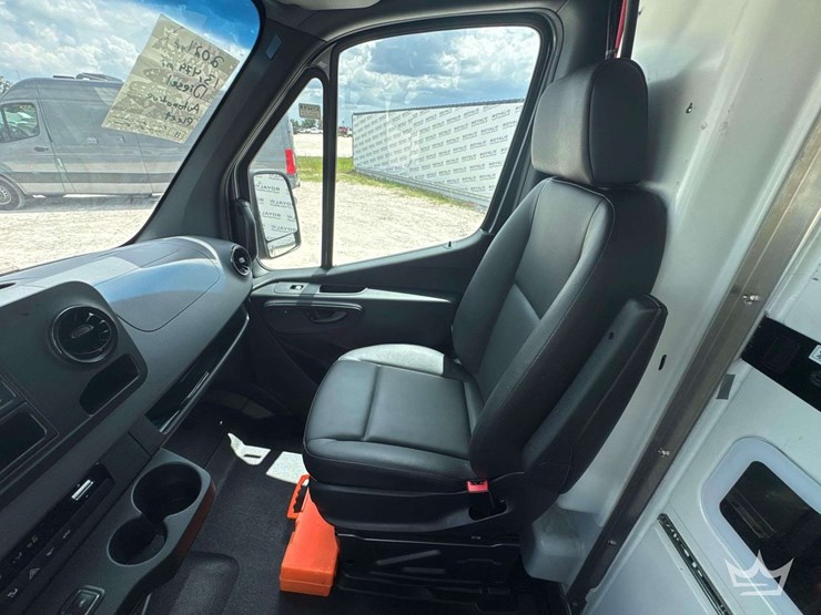 2021-mercedes-benz-sprinter-4500-image-37