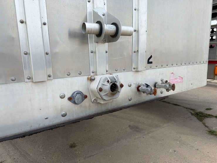 2016-wilson-livestock-trailer-image-30