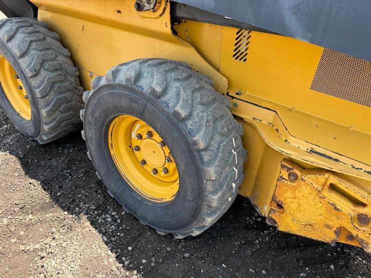 2016-deere-320e-image-15