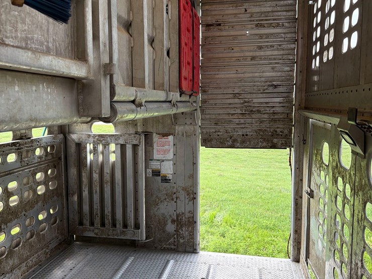 2016-wilson-livestock-trailer-image-44