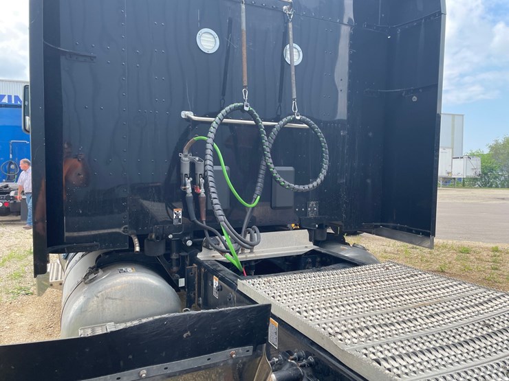 2020-peterbilt-567-image-15