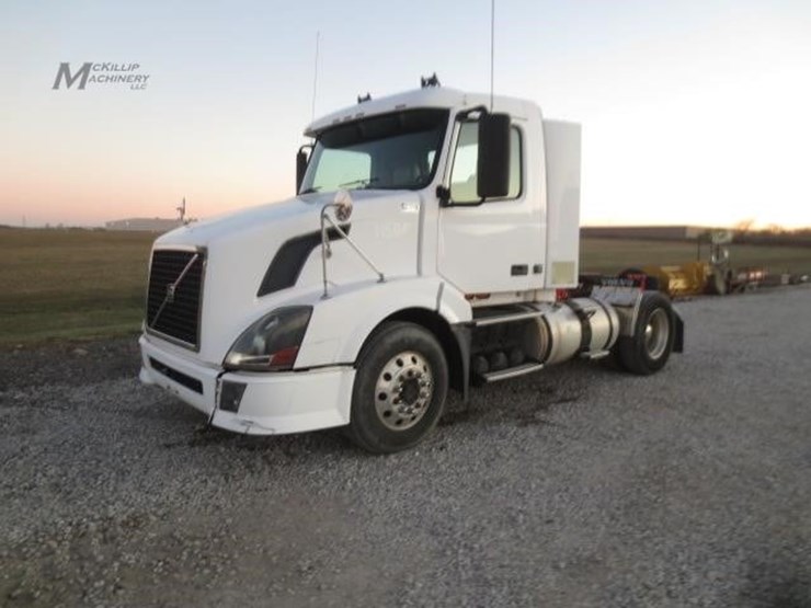 2008-volvo-vnl42t300-image-1