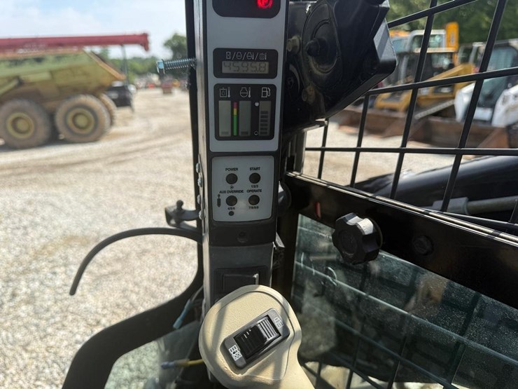 2012-new-holland-l230-image-21