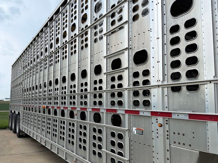 2016-wilson-livestock-trailer-image-32