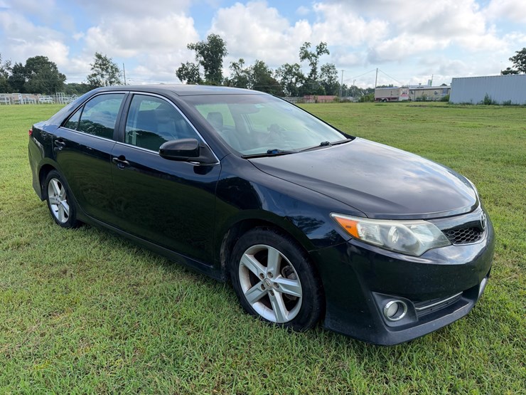 #106-•-2013-toyota-camry-passenger-car-image-7