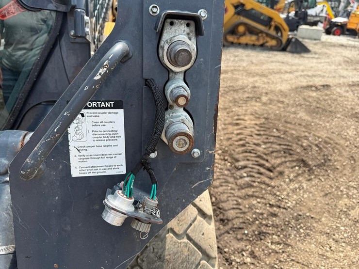 2024-deere-320g-image-11