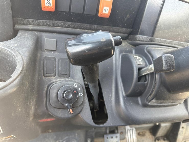 2023-kubota-rtvx1140-image-21