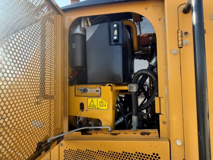 2011-caterpillar-140m-image-12