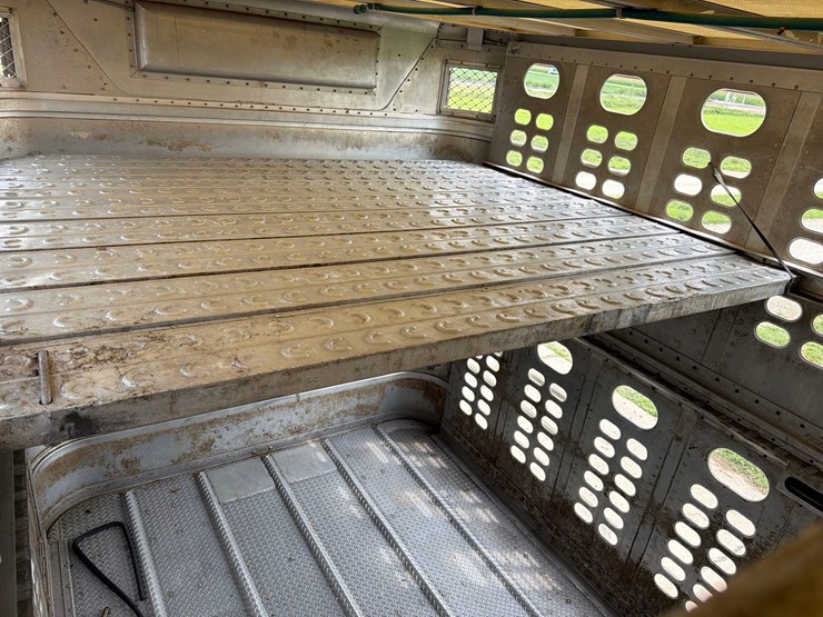 2016-wilson-livestock-trailer-image-62