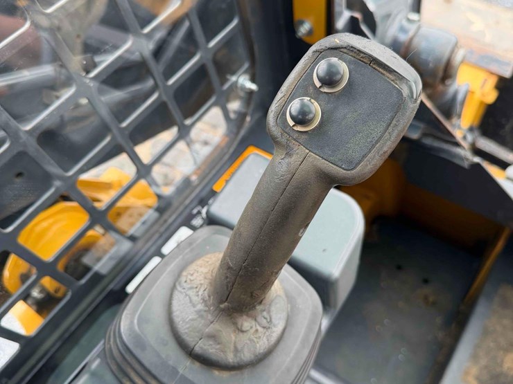 2018-deere-318g-image-15