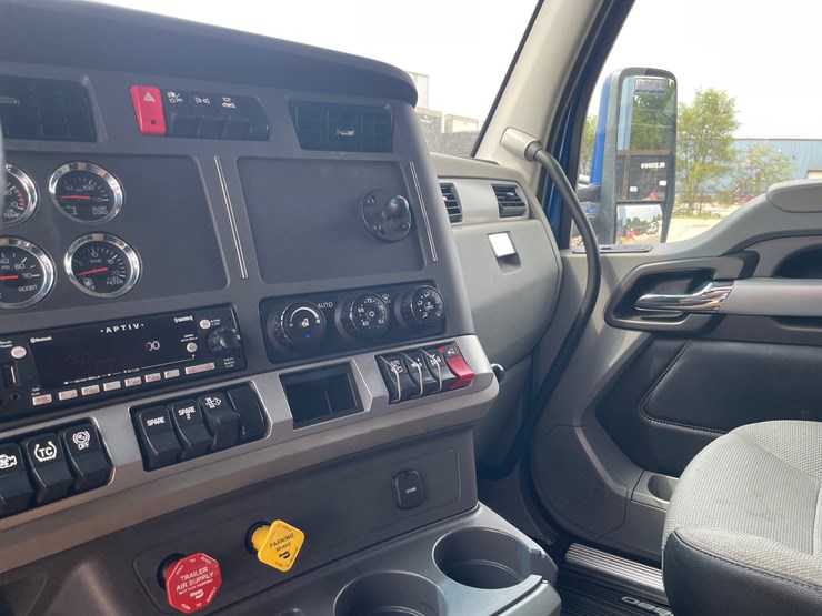 2020-kenworth-t680-image-30