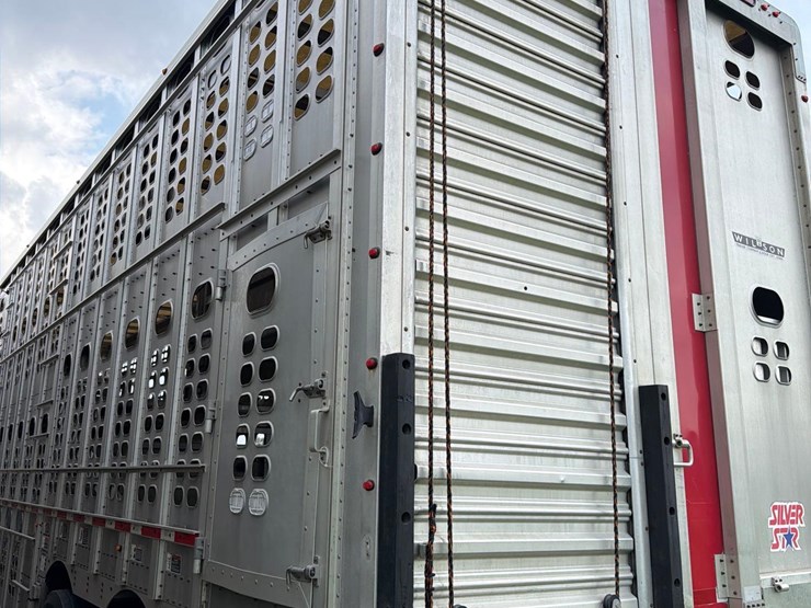 2016-wilson-livestock-trailer-image-12
