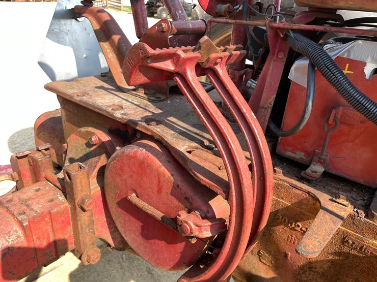 #300-•-1951-farmall-m-tractor-image-46