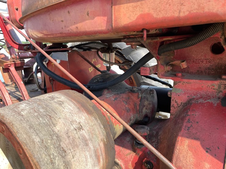 #300-•-1951-farmall-m-tractor-image-44