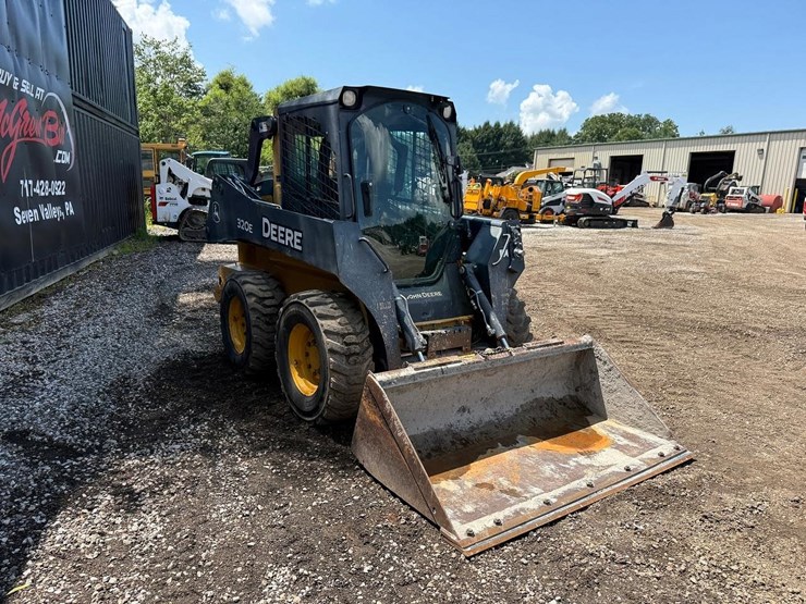 2016-deere-320e-image-6