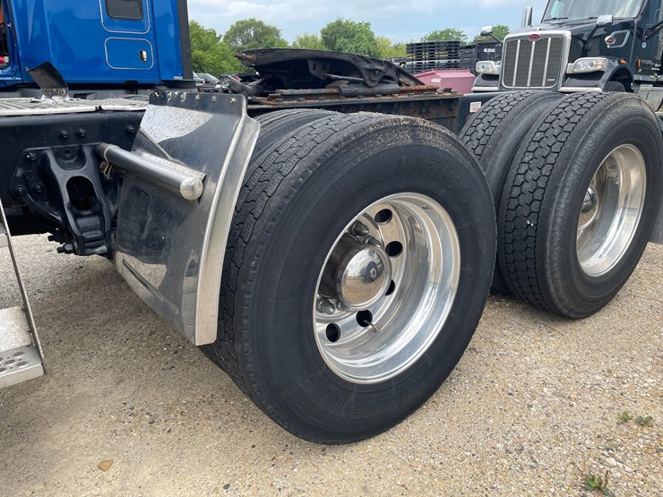 2022-kenworth-t680-image-10