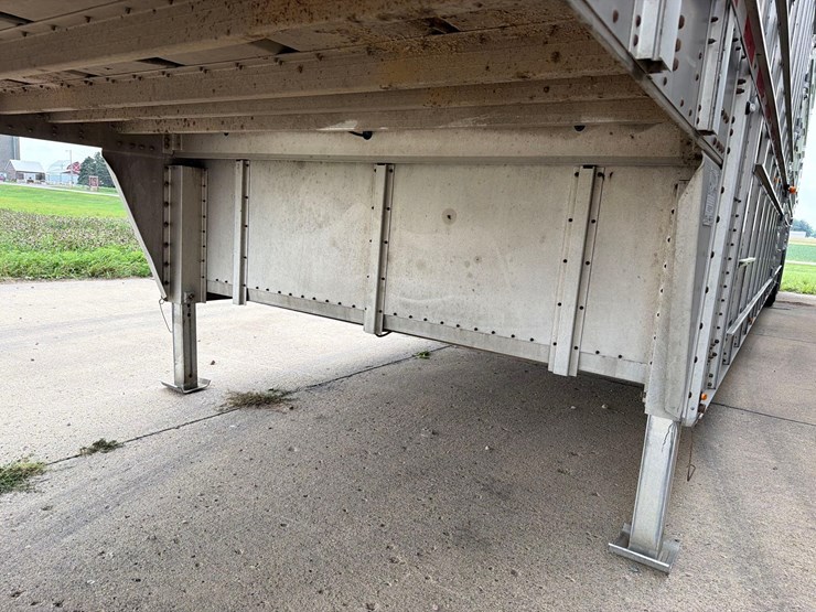 2016-wilson-livestock-trailer-image-22