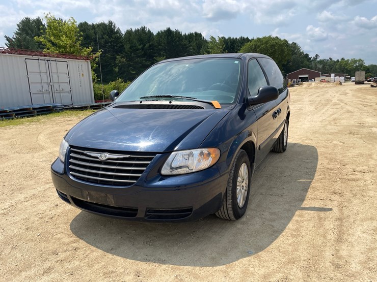 2006-chrysler-town-&-country-image-1