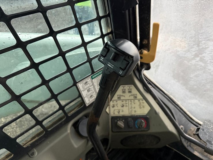 2011-bobcat-t650-image-25