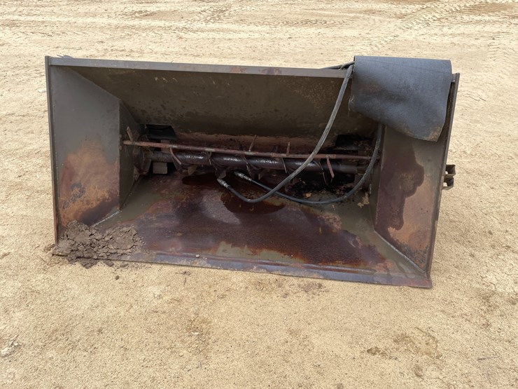 #3579-•-wood-chuck-bedding-spreader-bucket-attachment-image-2