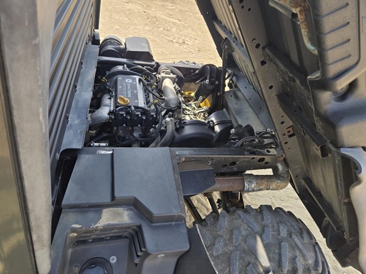 2018-john-deere-gator-xuv-835m-image-5