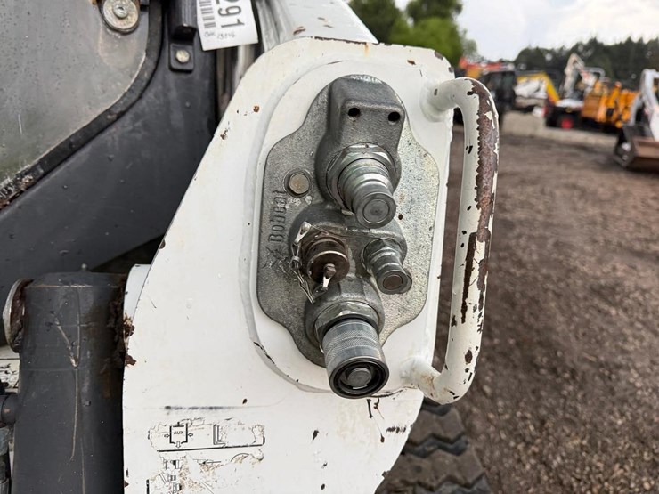 2011-bobcat-t650-image-11