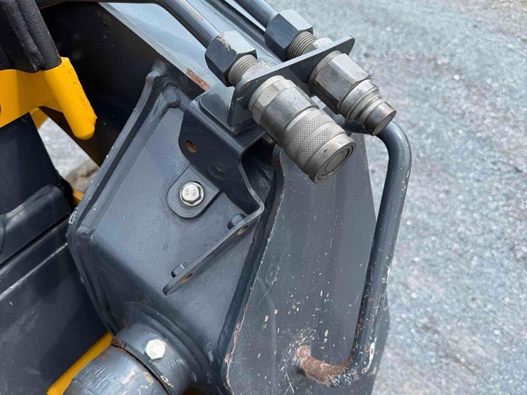 2018-deere-318g-image-6
