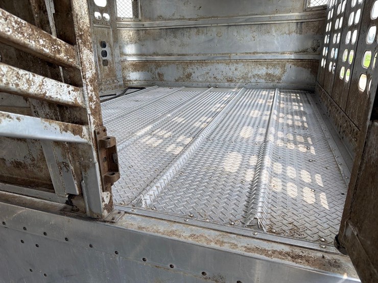 2016-wilson-livestock-trailer-image-54