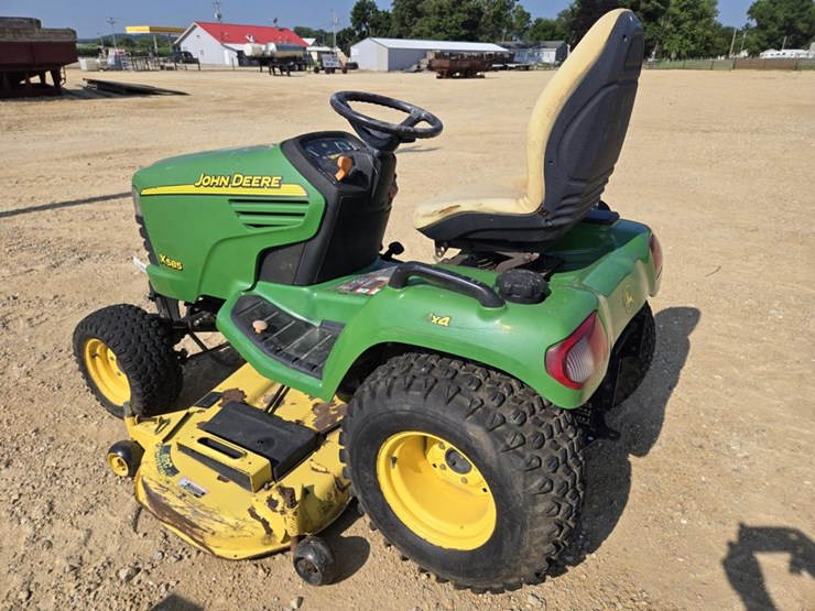 john-deere-x585-image-2