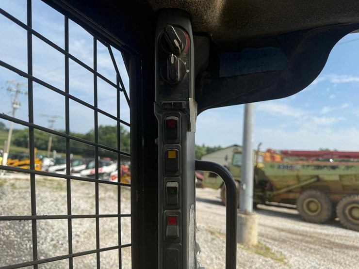 2012-new-holland-l230-image-26