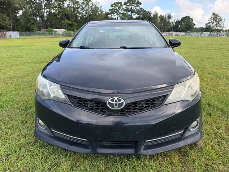 #106-•-2013-toyota-camry-passenger-car-image-8